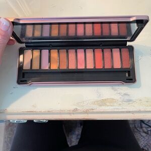 Like new Ellen Tracy 12 eye shadow color palettette.